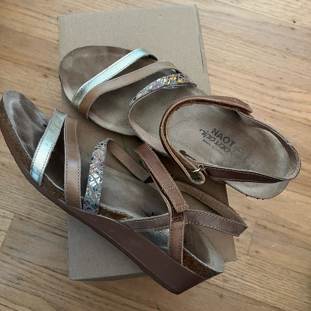 Naot Hero Wedge Sandals Women’s Size 10/ 41. Gold Floral Brown Cork Strappy